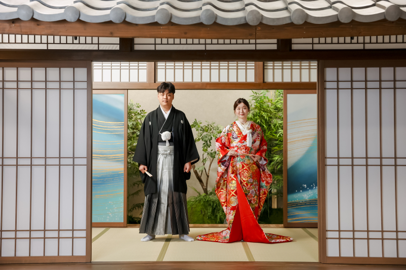 お二人がスタジオの背景とマッチした一枚