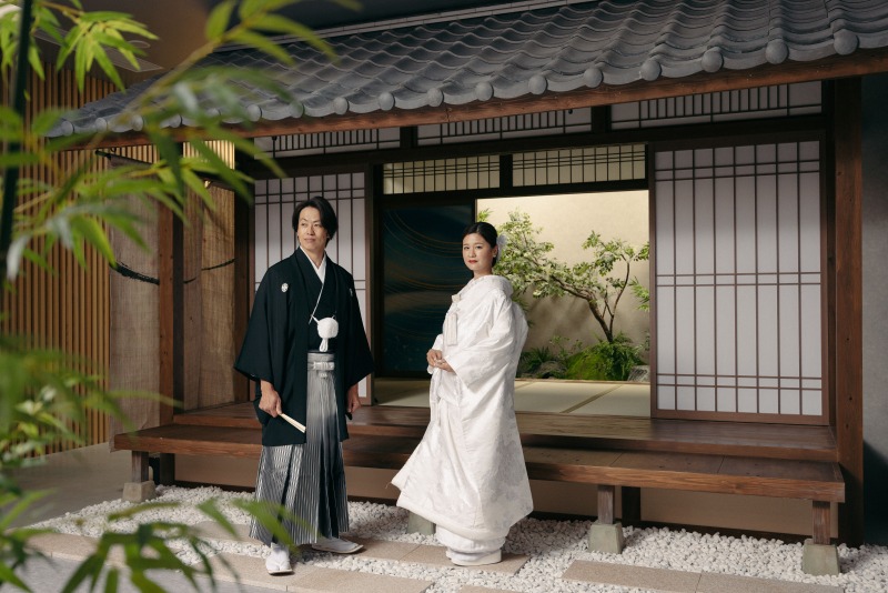 本格日本家屋を背景に