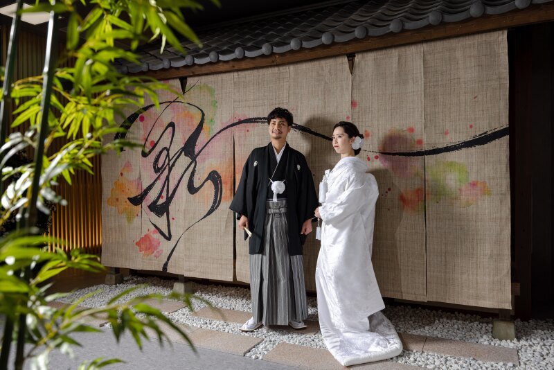 本格的な屋内庭園を背景に