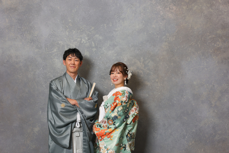 カメラに視線を向けて