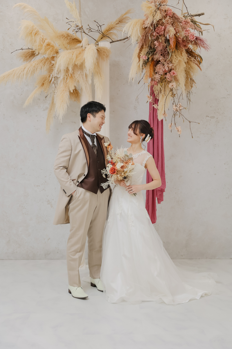 洋装でも笑顔溢れるお二人