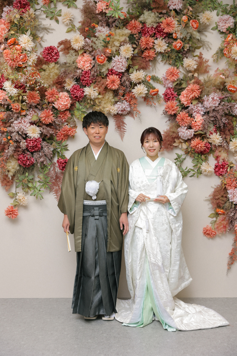 花々に彩られた和装姿
