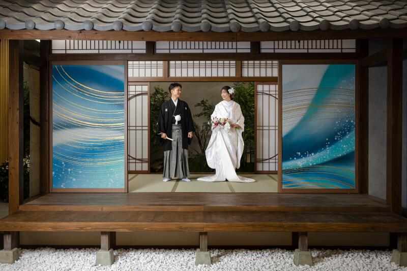 伝統衣装を屋内庭園で