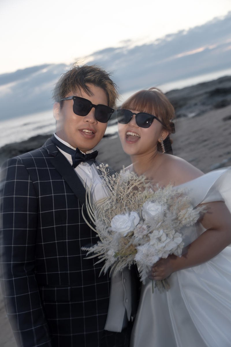 海辺ではじけるふたりらしさ