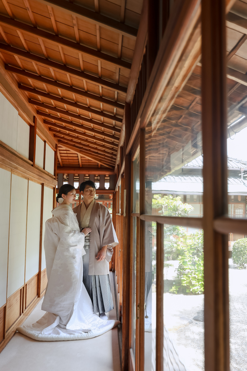 お庭を見つめるお二人