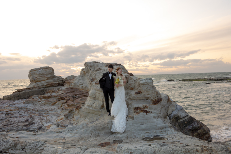 夕暮れの岩場を歩いて