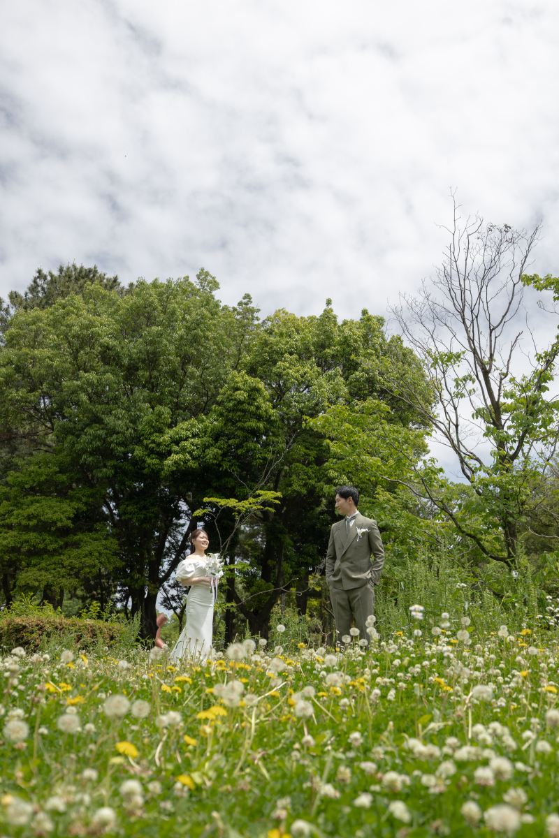花咲く野原で見つめ合う