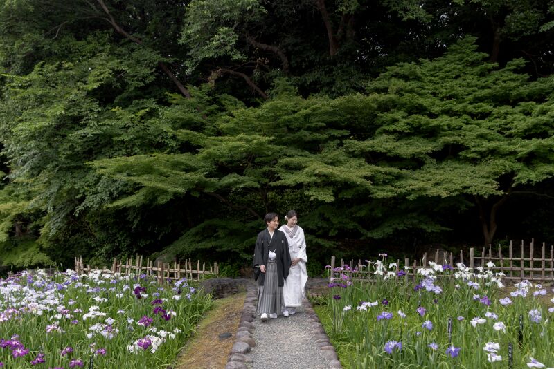 花咲く庭園を歩いて