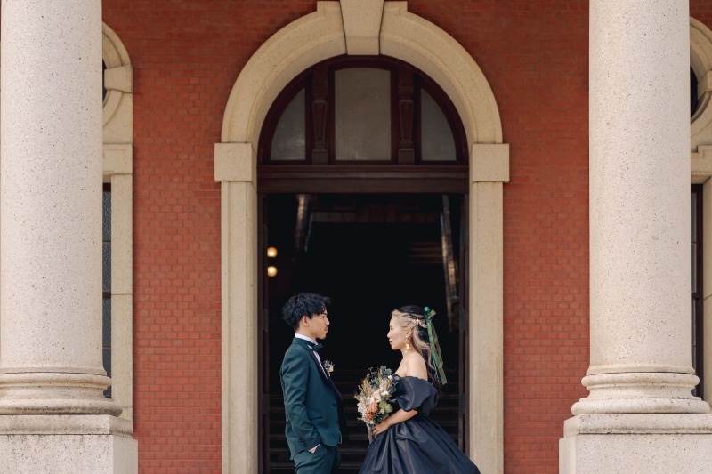 市政資料館の前で