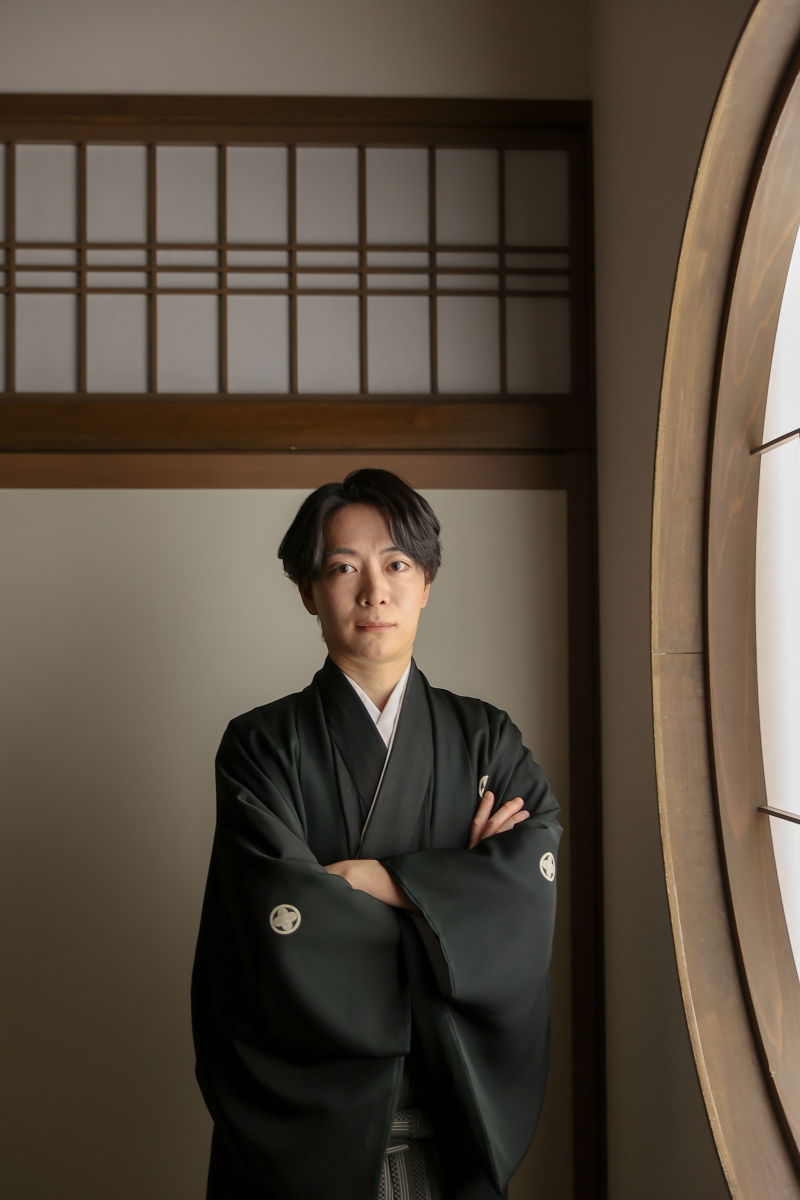 円窓に佇む和装姿