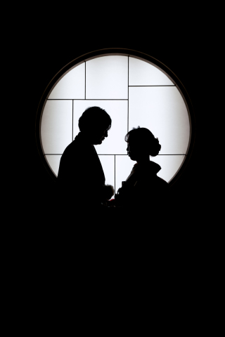 シルエットで浮かび上がるワンシーン