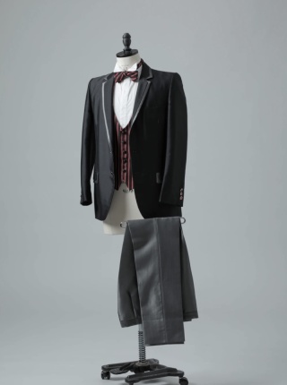 グレーパイピング赤と黒のストライプベスト