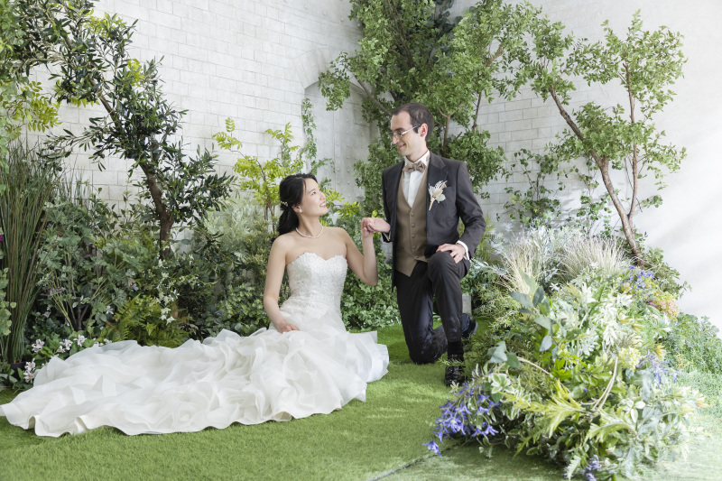 草花に囲まれた、ロマンチックなひととき