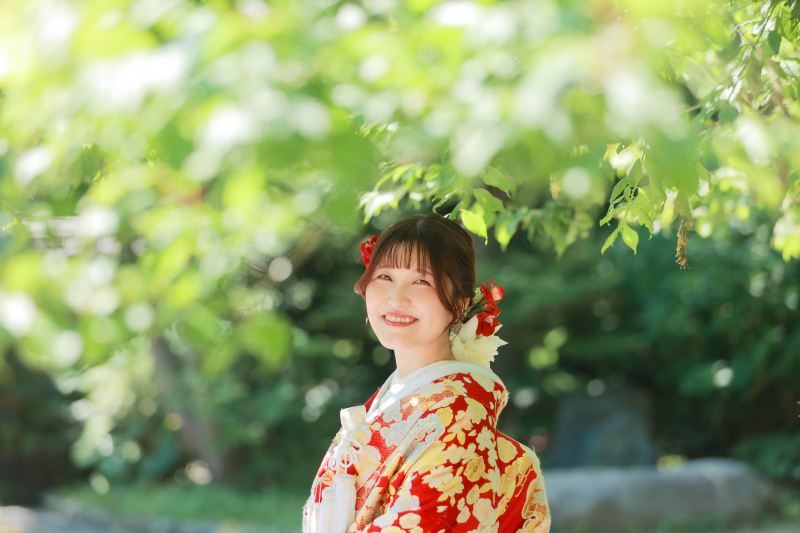 新緑越しの優しい笑顔。