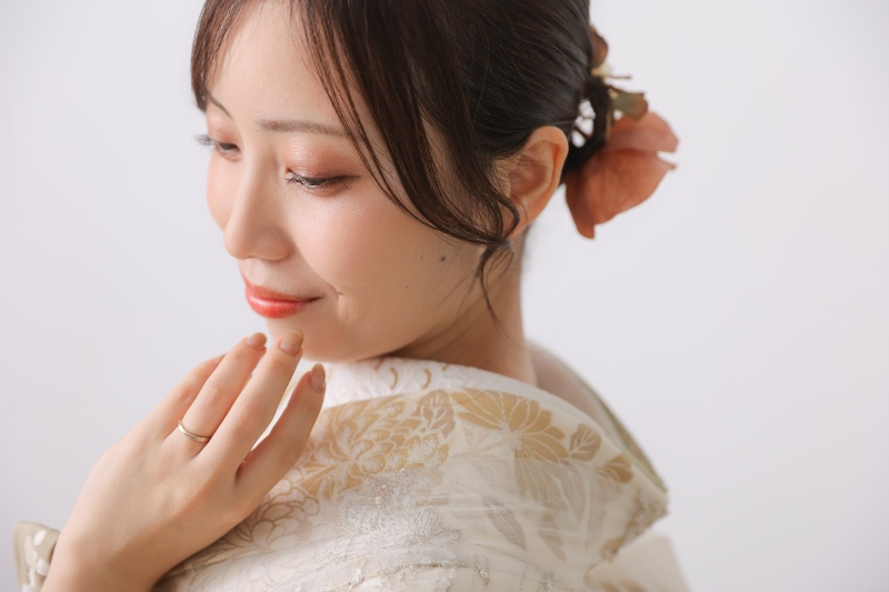 繊細な刺繍が光る白無垢のソロカット