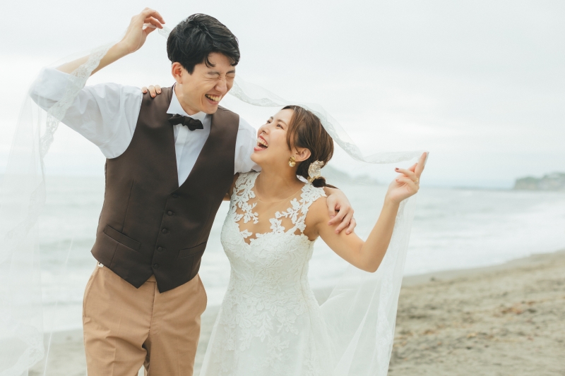 ベールを持ちながら笑顔いっぱい!