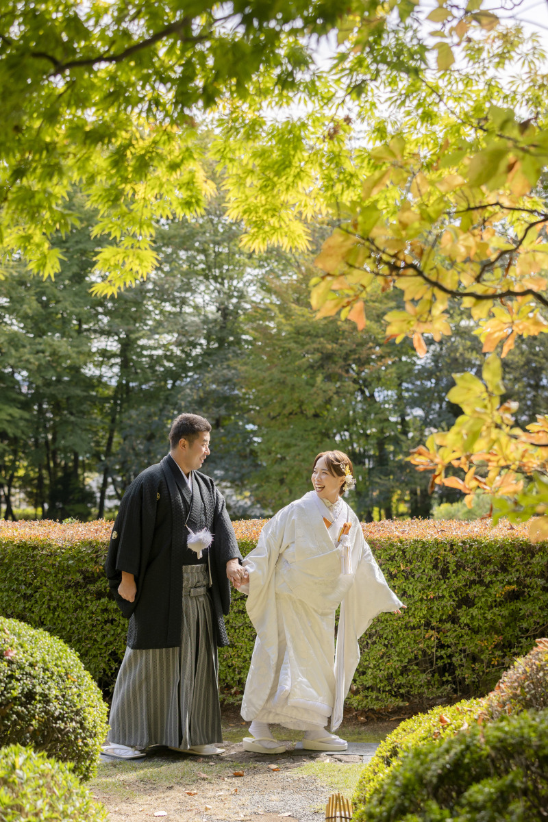 ご新郎様の手を引くご新婦様の笑顔がとっても素敵！