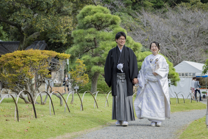 手を繋いでお散歩風のお写真を