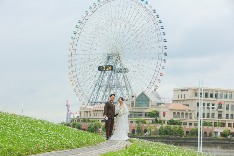 青空と大きな観覧車をひとりじめ
