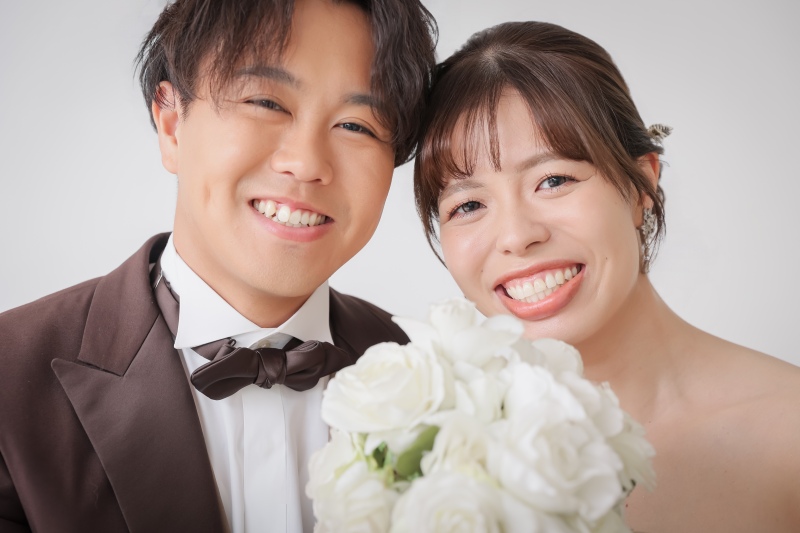 白いブーケを胸に、素敵な笑顔
