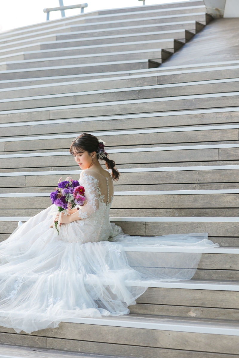 後ろ姿も繊細なレース