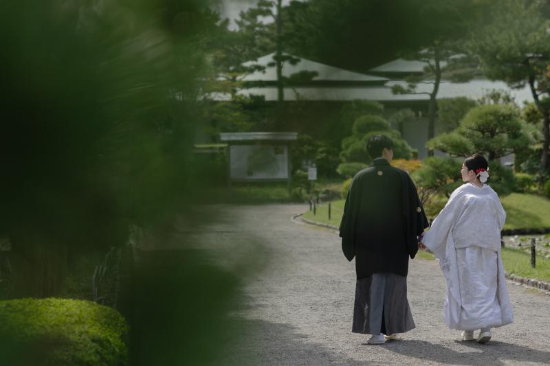 白無垢と髪飾りの赤も映えます。