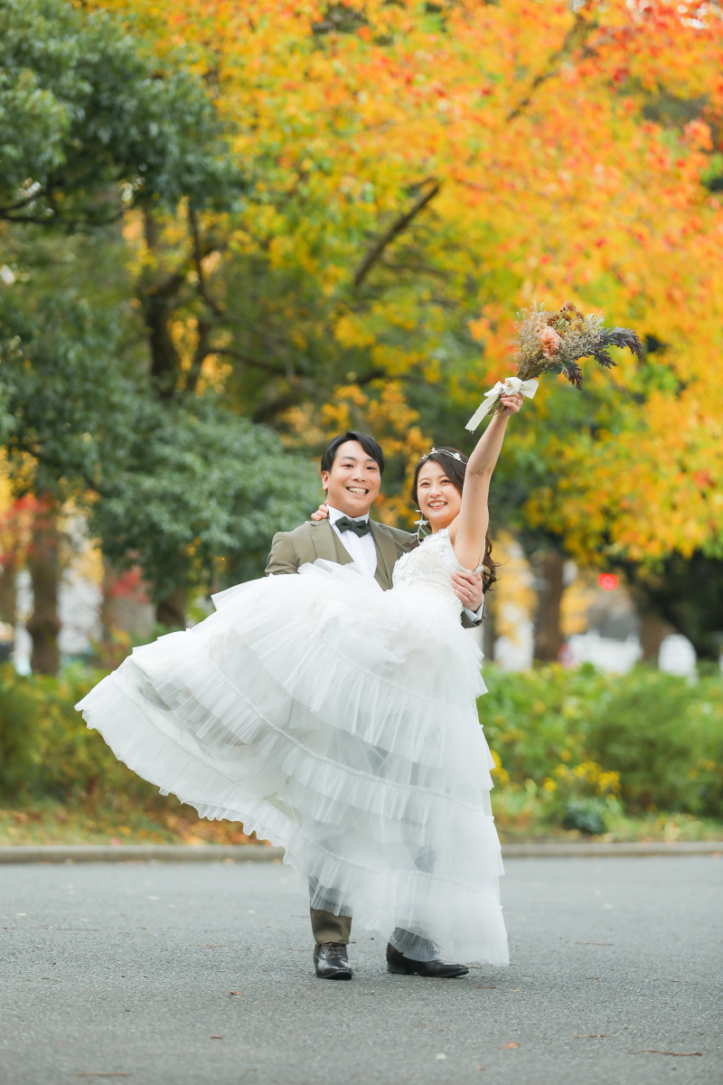 鮮やかな紅葉の前で！