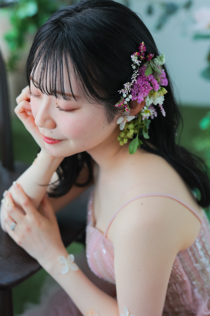 ほんのりと色づく薄紅色のまぶた。