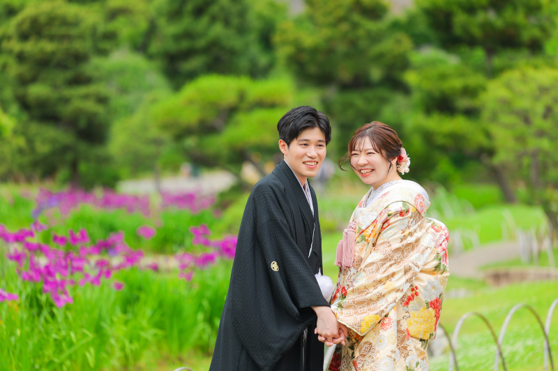 手を繋ぎ、寄り添い合う笑顔