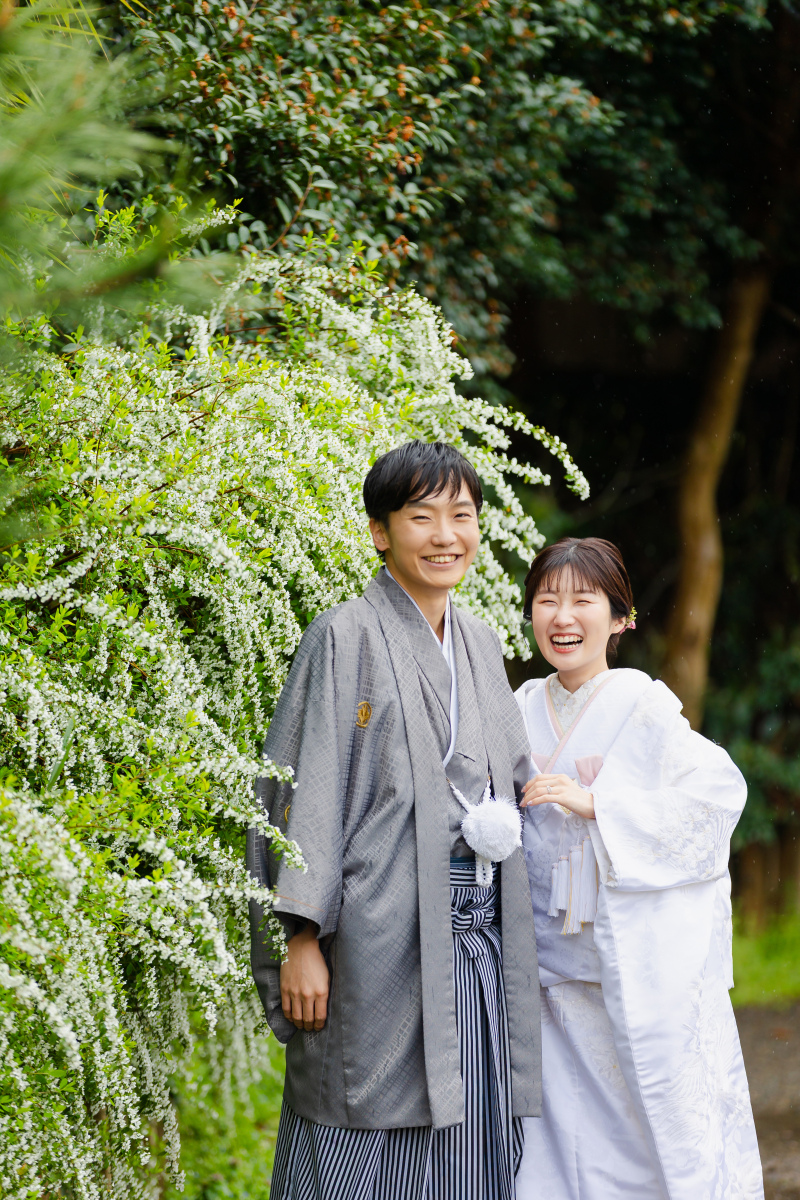 白い花々に囲まれて、はじける笑顔