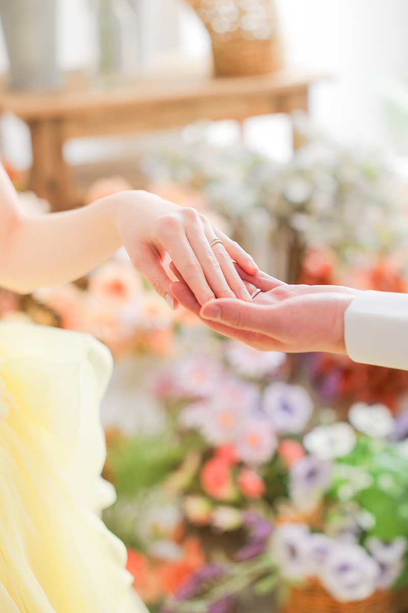 手を取り合って