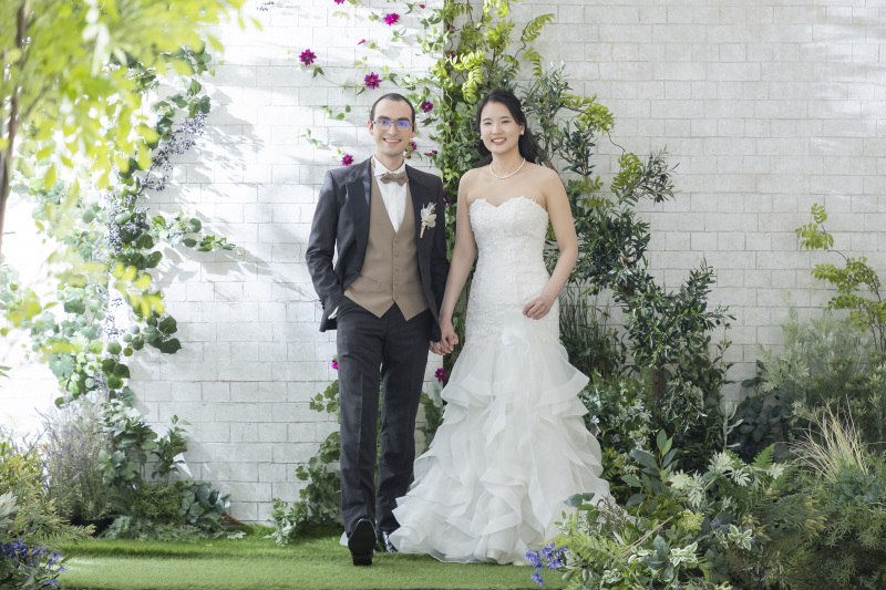 緑のスタジオで、手を取り合って