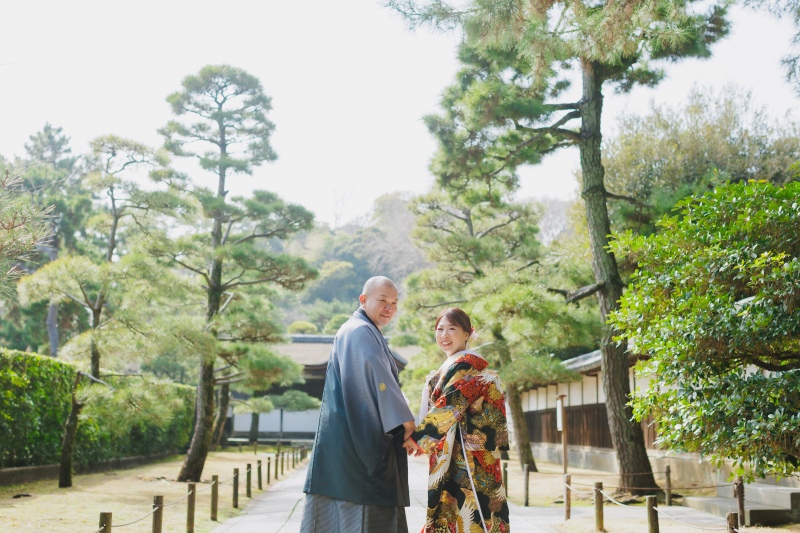 松の緑に映える和の正装