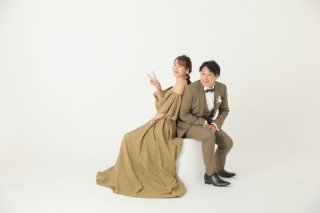 シンプルなスタジオとこだわりのカラードレス♡【洋装ハウススタジオ】