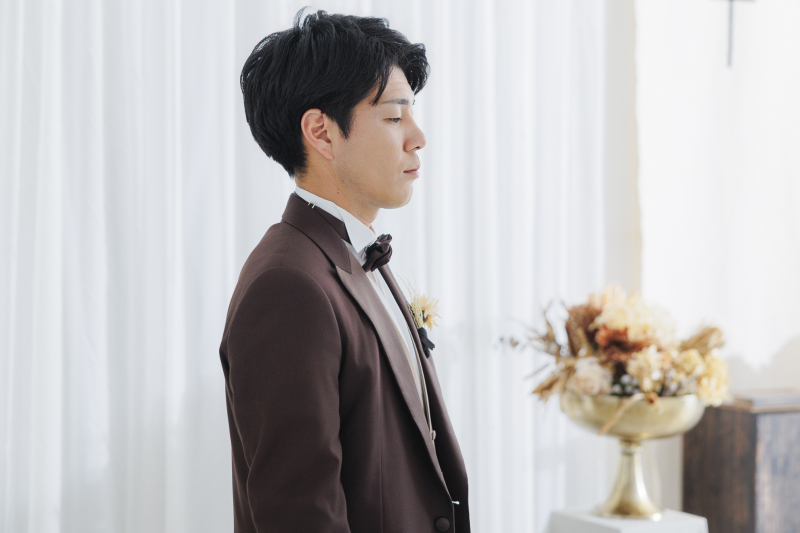 新婦を見つめる、凛とした眼差し