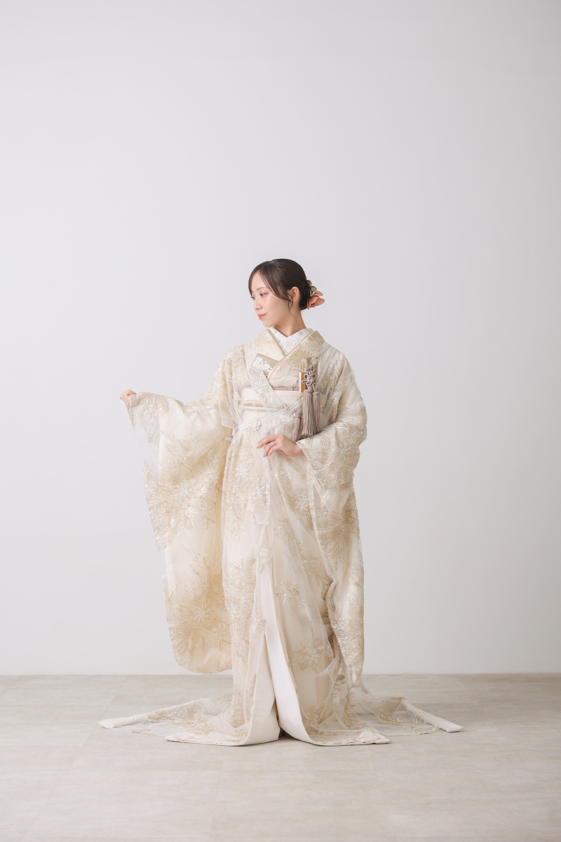 繊細な刺繍が光る白無垢のソロカット