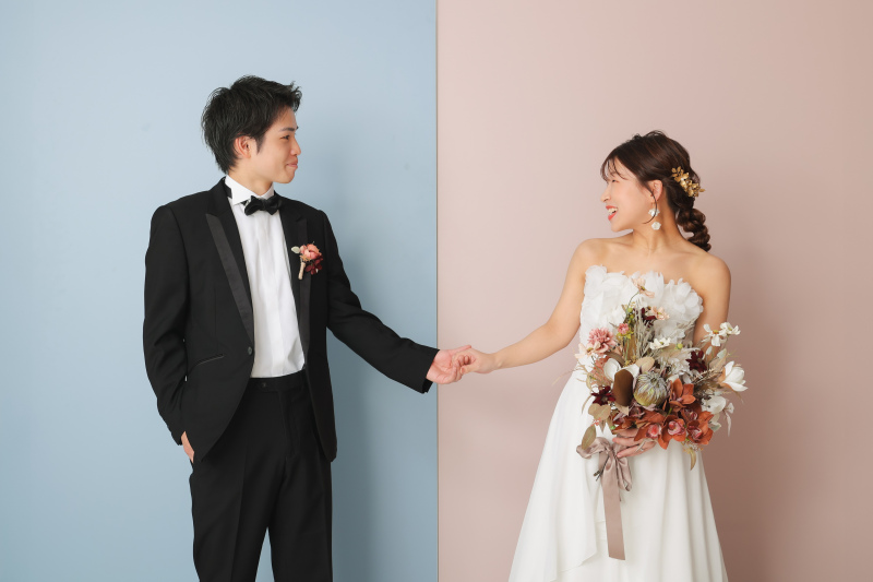 手を取り合って