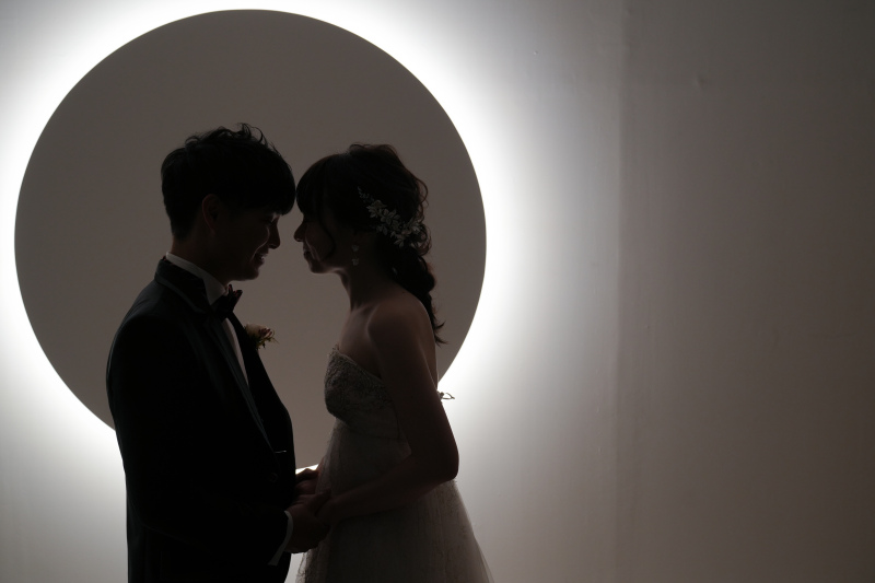 シルエットでも二人が分かるように