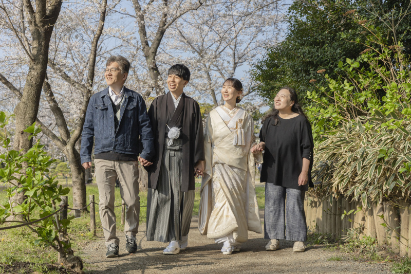 家族と歩く並木道