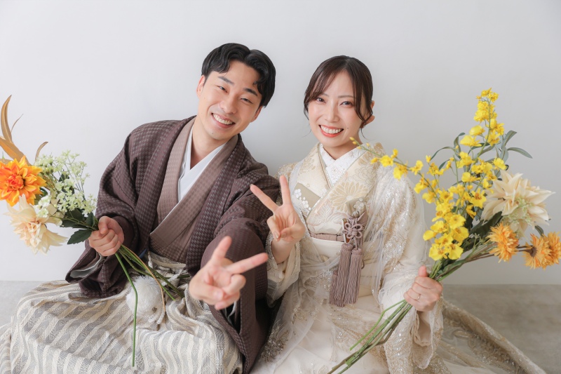 お花を抱えて二人揃ってピース!