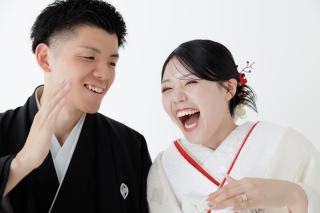 シンプル背景に映える和装フォト