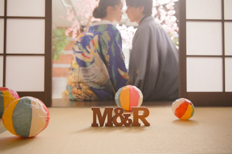 シルエットのお茶室の中から