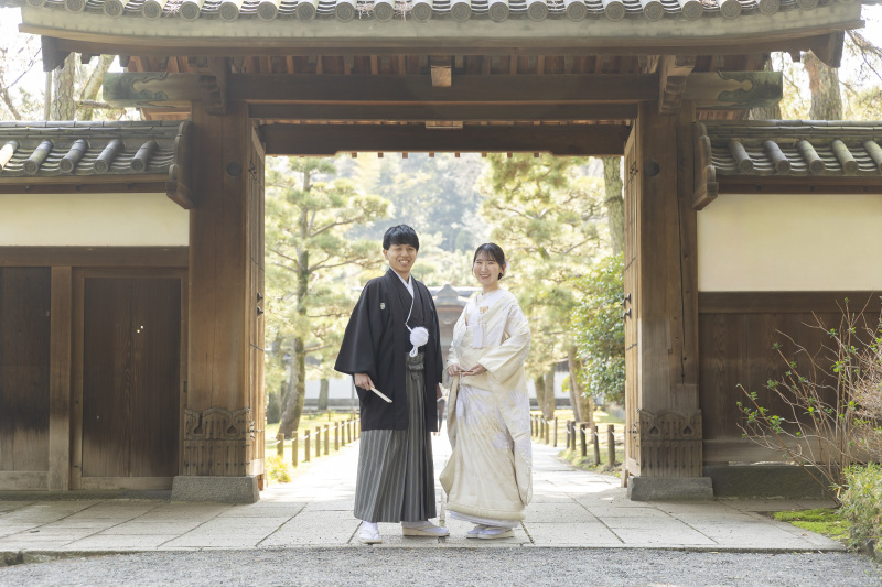 伝統的な門構えの前で