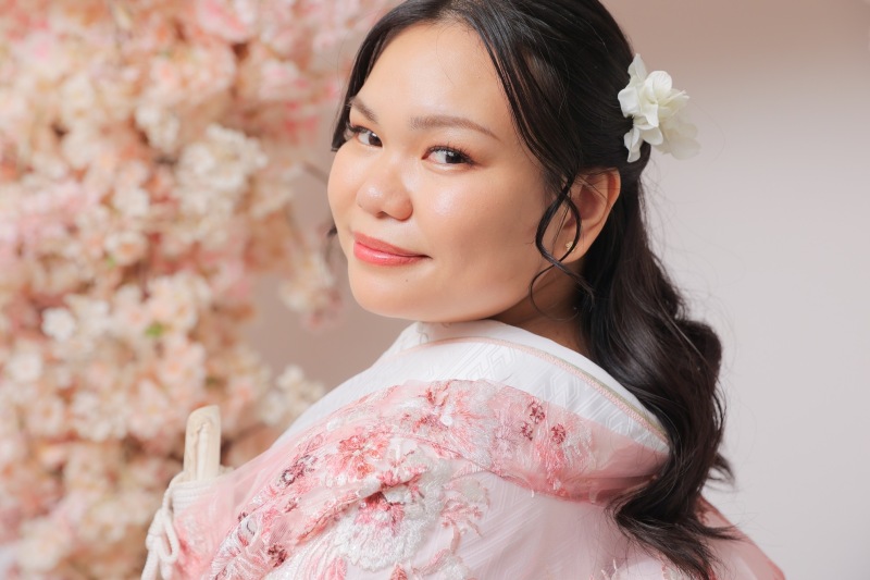 振り向き姿を！