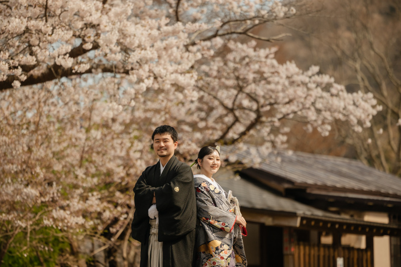 桜を背景に