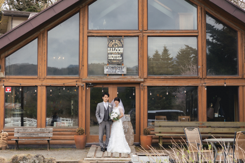 施設の前でかっちりと