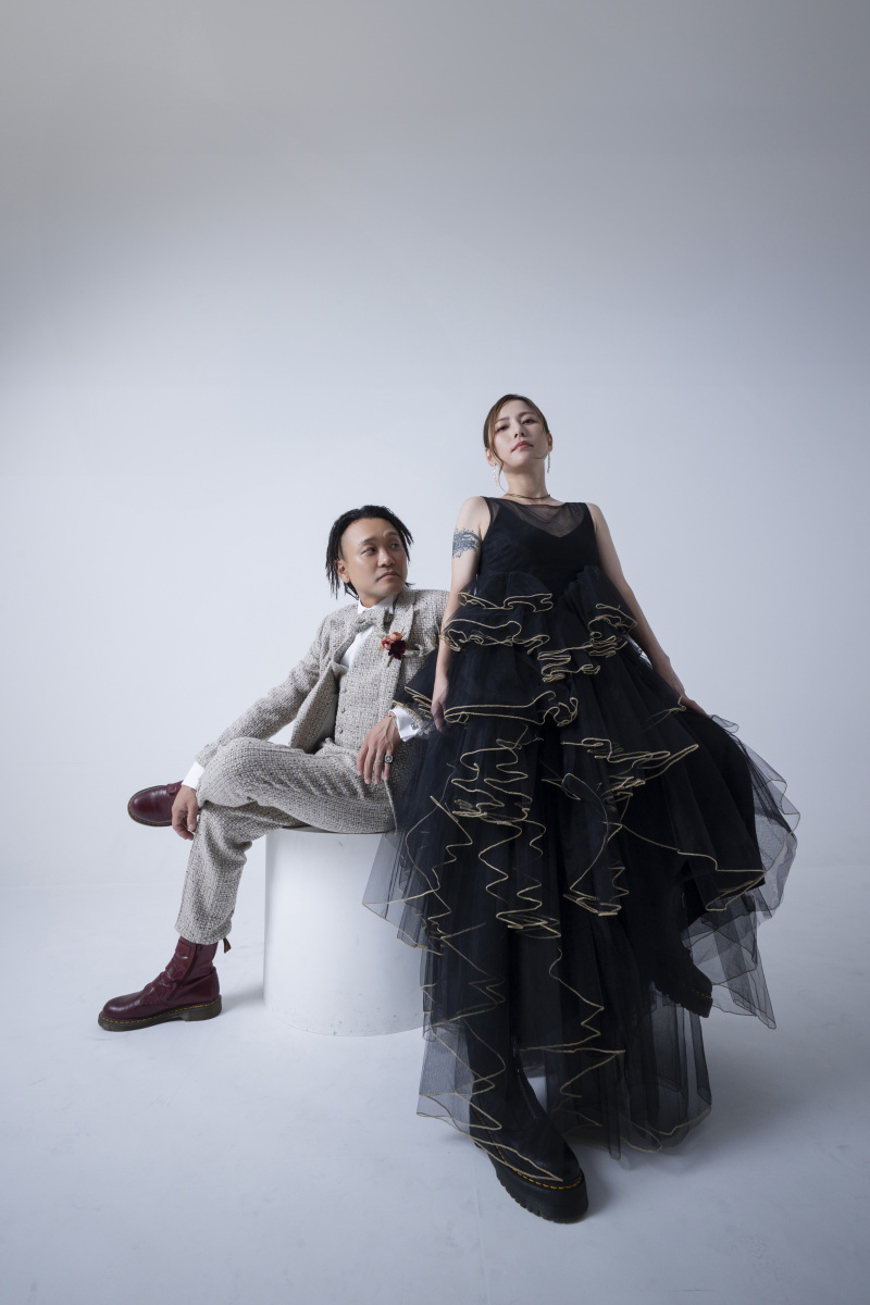 白い背景・小物にお衣装と表情が際立ちます！