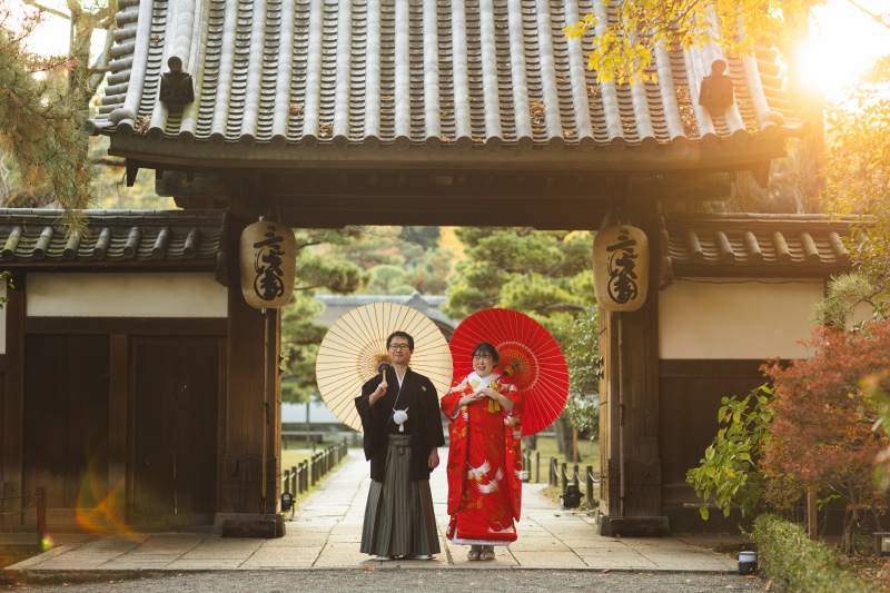 門の前でさらに和装らしく