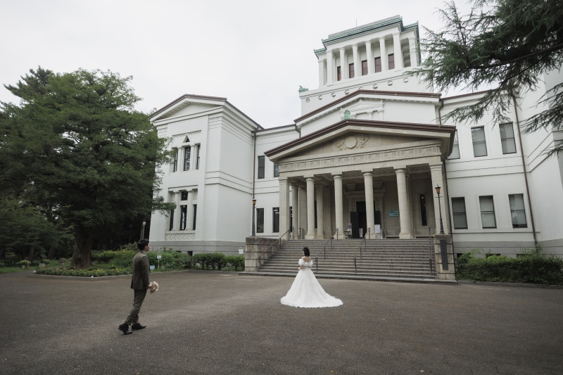 重厚な神殿風建築へ、一歩踏み出して