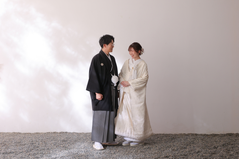 シンプルな背景で